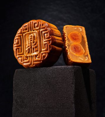Signature White Lotus Double Yolk Mooncake - 4 pcs with Majestic Designer Mooncake Box