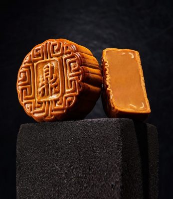 Signature White Lotus Mooncake - 4 pcs with Majestic Designer Mooncake Box