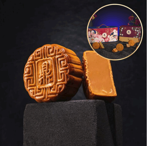 Signature White Lotus Mooncake - 4 pcs per Choice of Designer Box