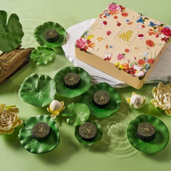 Pahang Highlands Black Gold Mao Shan Wang Durian Snow Skin Mooncake - 6 pcs in Designer Snowskin Mooncake Box